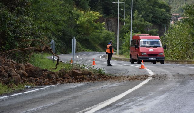 Trabzon'da toprak kayması nedeniyle Sera Gölü yolunda ulaşım kontrollü sağlanıyor