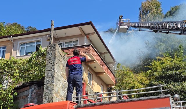Zonguldak'ta 3 katlı binanın çatı katında çıkan yangın söndürüldü