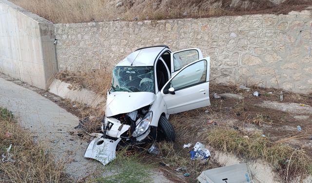 Amasya'da bariyerlere çarpan otomobilin sürücüsü yaralandı