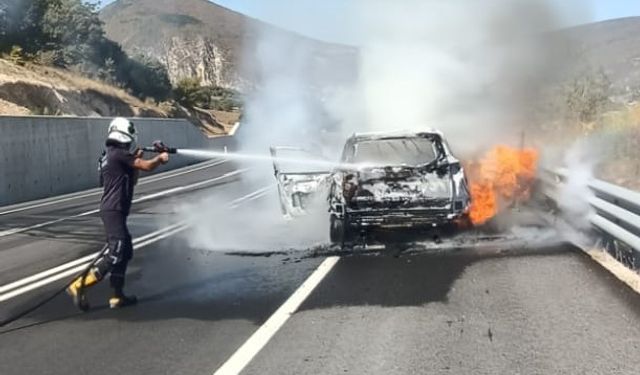 Amasya'da yanan otomobil kullanılamaz hale geldi