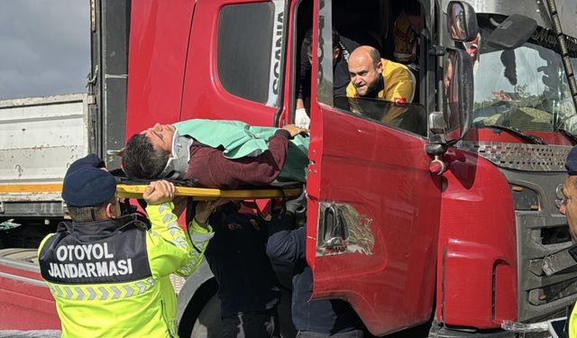 Anadolu Otoyolu'nun Bolu kesiminde bariyere çarpan tırın sürücüsü yaralandı
