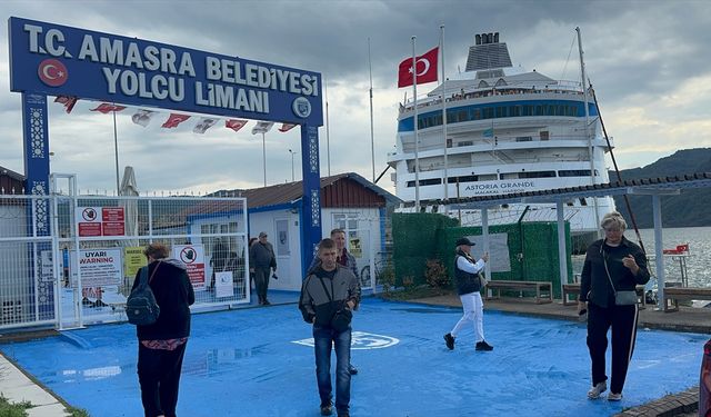 'Astoria Grande' kruvaziyeri Rusya'dan 940 yolcusuyla Amasra'ya geldi