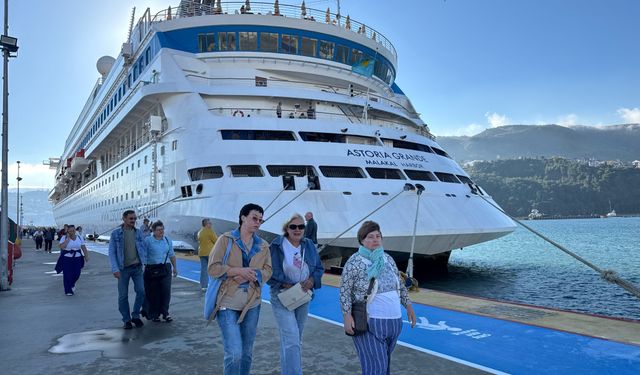 'Astoria Grande' kruvaziyeri Rusya'dan 947 yolcusuyla Amasra'ya geldi