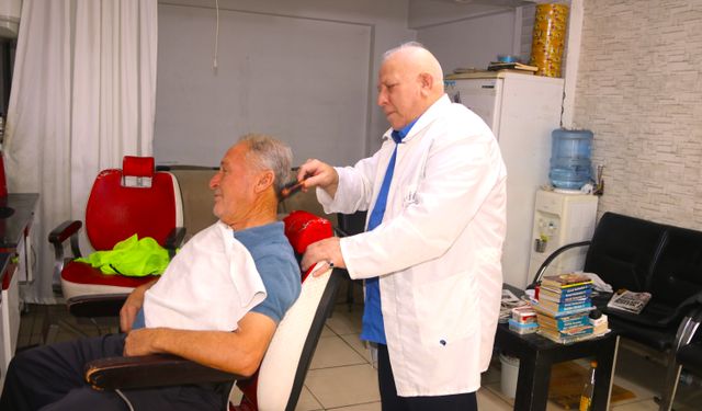 Babasından öğrendiği berberliği 62 yıldır aynı heyecanla sürdürüyor