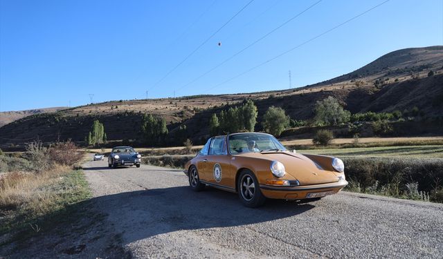 Belçika'dan yola çıkan klasik otomobil tutkunları Bayburt'ta