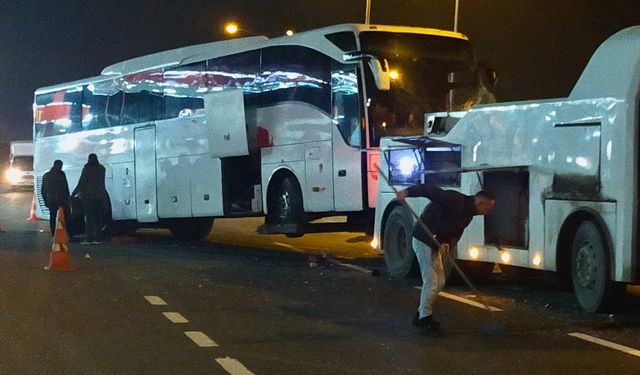 Bolu Dağı'nda tır ile otobüsün çarpıştığı kaza ulaşımı aksattı