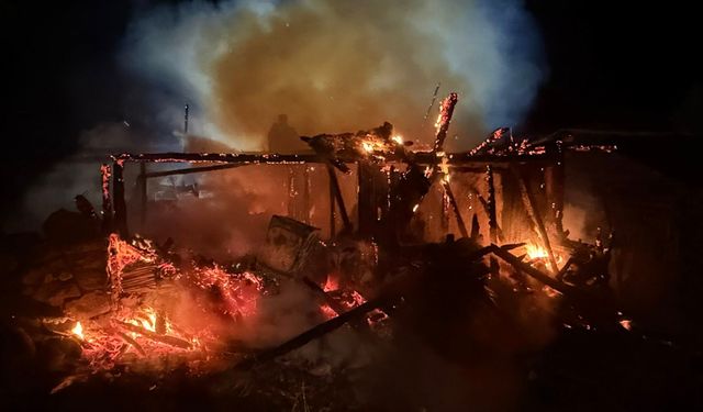 Bolu'da ahşap ev yandı