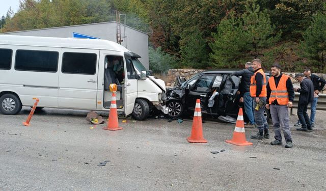 Bolu'da minibüsle çarpışan otomobildeki 1 kişi yaralandı