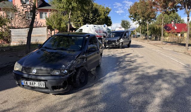 Bolu'da otomobille çarpışan hafif ticari araçtaki 5 kişi yaralandı