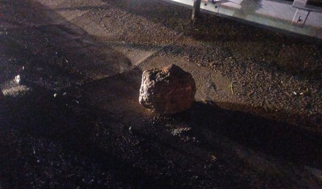 ÜZERİNE KAYA DÜŞEN ARAÇTA HASAR OLUŞTU