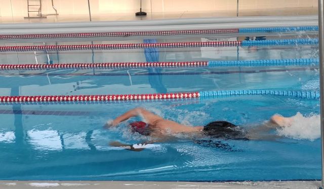 Boyabat'ta yüzücüler Cumhuriyet coşkusu için kulaç attı