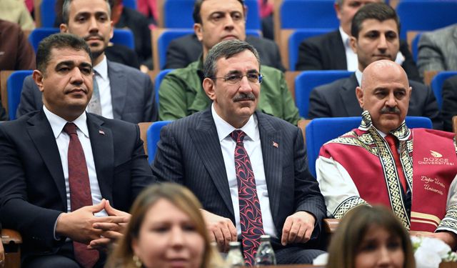 Cumhurbaşkanı Yardımcısı Yılmaz'a Düzce Üniversitesinde 'fahri profesörlük' ünvanı verildi