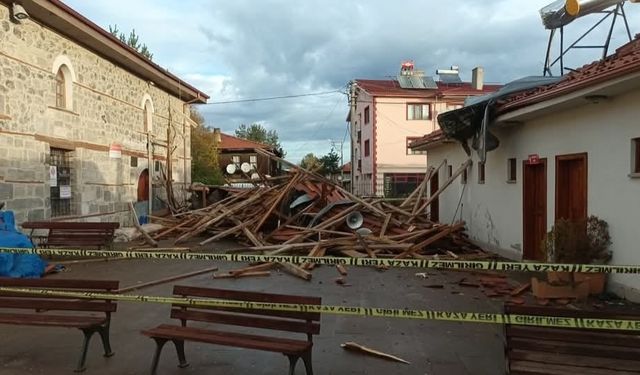 Dörtdivan'da fırtına cami minaresini devirdi