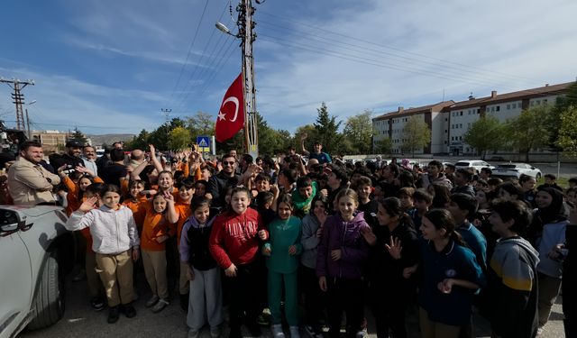 Dünya şampiyonu güreşçiler, Gümüşhacıköy'de coşkuyla karşılandı