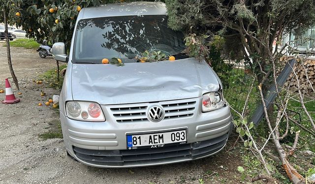 DURAKTA BEKLEYENLERE ÇARPTI 1 KİŞİ ÖLDÜ