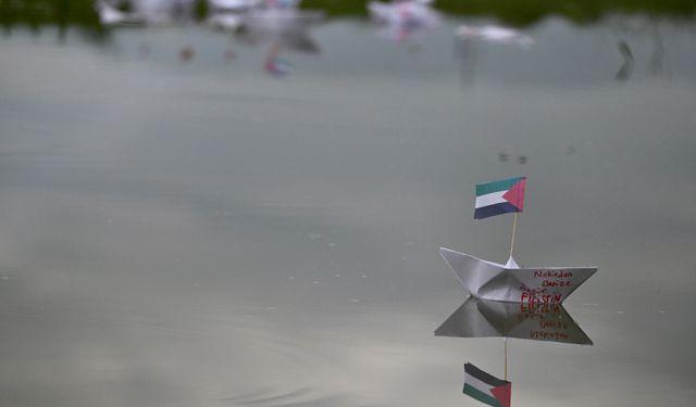 Düzce'de öğrenciler kağıttan gemileri suya bırakarak Küresel Sumud Filosu'na destek oldu