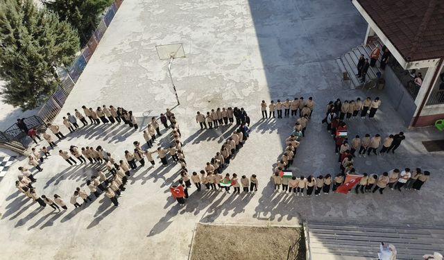 Düzce'de öğrencilerden Küresel Sumud Filosu'na 'Gazze' koreografili destek