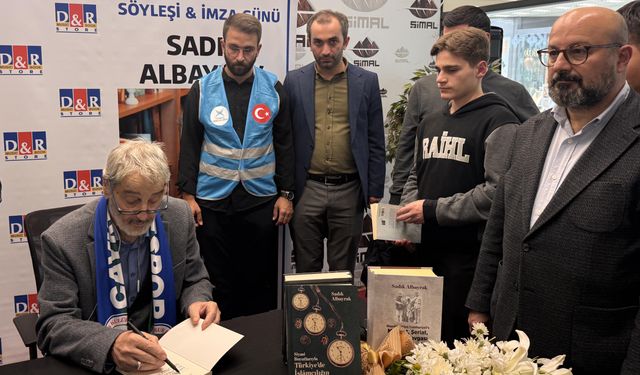 Gazeteci-yazar Sadık Albayrak Rize'deki imza gününde okurlarıyla buluştu