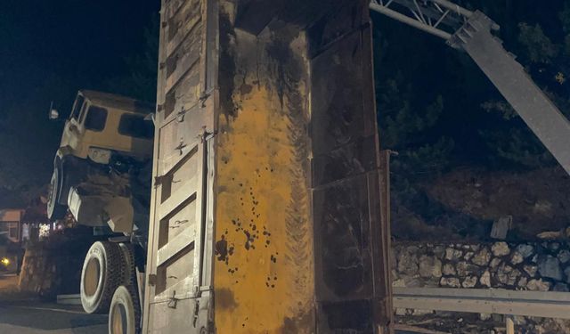 Göynük'te damperi açık kamyon trafik direğine çarptı