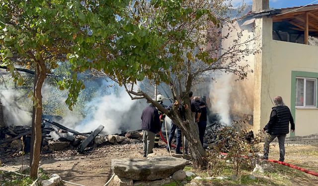 Gümüşhacıköy'deki yangında konteyner kullanılamaz hale geldi
