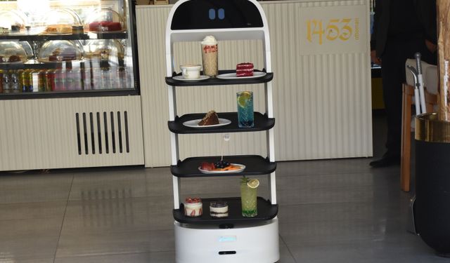 Gümüşhane'de 'Garson Abla' adı verilen robot kafedeki müşterilerin dikkatini çekiyor