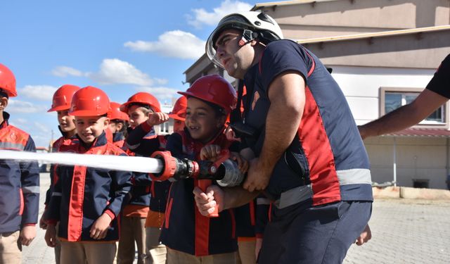 Gümüşhane'de ilkokul öğrencilerine yangın söndürme eğitimi verildi