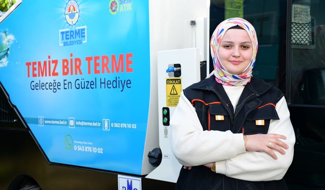 İlçenin temizliği yol süpürme aracının kadın operatörüne emanet