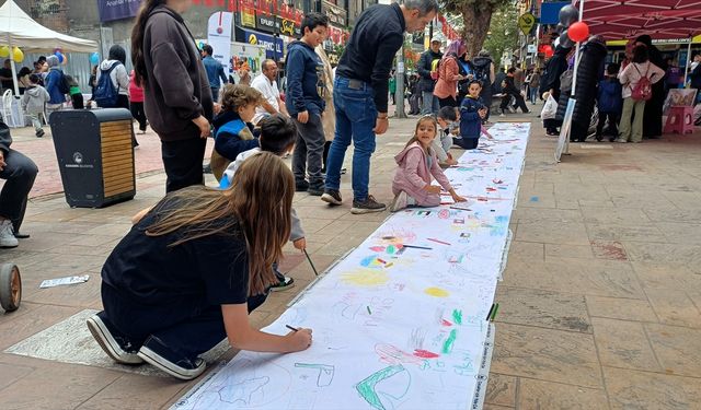 Karabük ve Bolu'da çocuklar metrelerce uzunluğundaki resim kağıdına Filistin'deki dramı çizdi