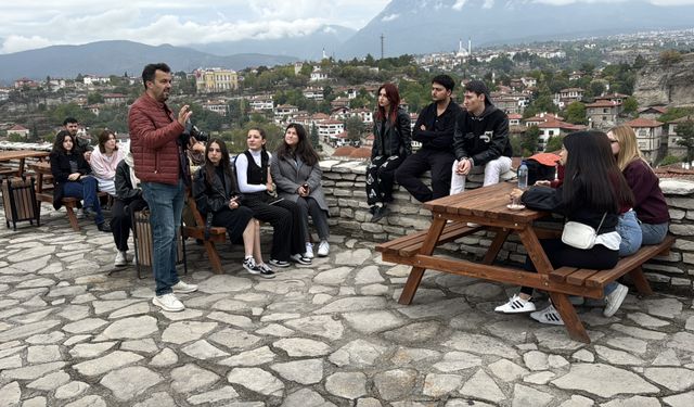 Karabük'te iletişim fakültesi öğrencileri fotoğrafçılık dersini Safranbolu Tarihi Çarşı'da işledi
