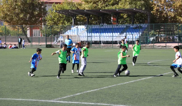 Konya Karatay'da ilkokullar arası futbol heyecanı