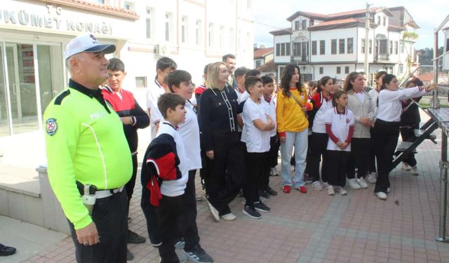 Mecitözü'nde emniyet kemeri simülasyon aracıyla eğitim yapıldı
