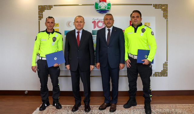 Rize Valisi Baydaş'tan tünelde olası kazayı önleyen trafik ekibine başarı belgesi