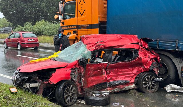Rize'de karşı yöne geçen otomobilin tırla çarpışması sonucu 3 kişi öldü