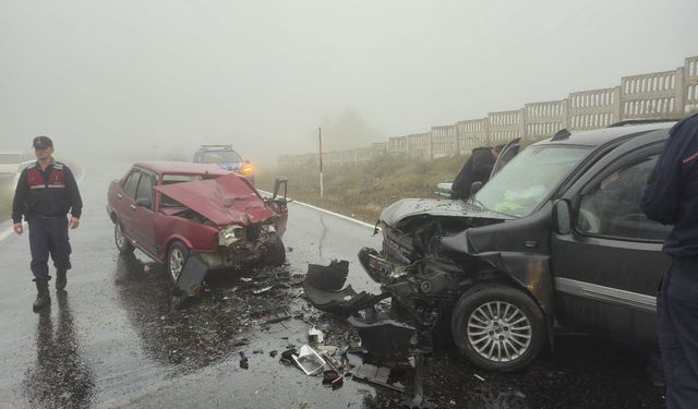 Samsun'da hafif ticari araçla otomobilin çarpıştığı kazada 1 kişi öldü, 6 kişi yaralandı