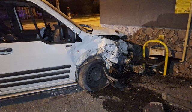 Samsun'da iki hafif ticari aracın çarpıştığı kazada 1 kişi yaralandı