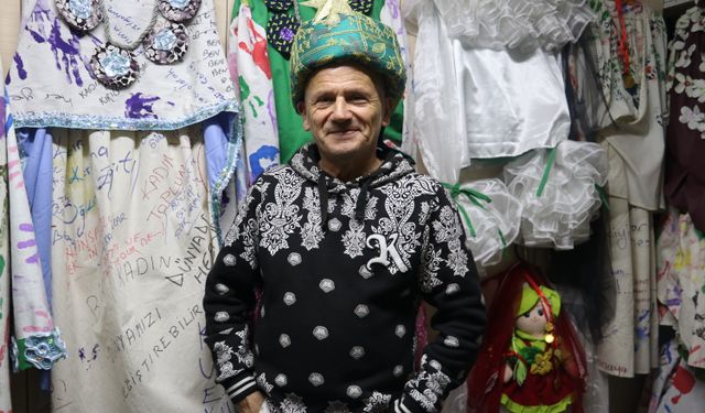 37 YILDIR ATIK MALZEMELERDEN KOSTÜM DİKİYOR