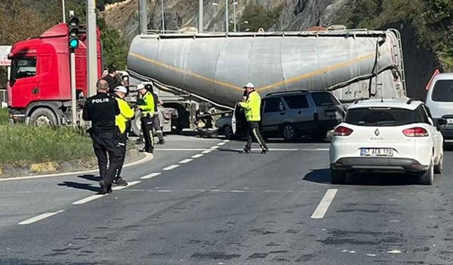 OTOMOBİL TIRIN ALTINA GİRDİ