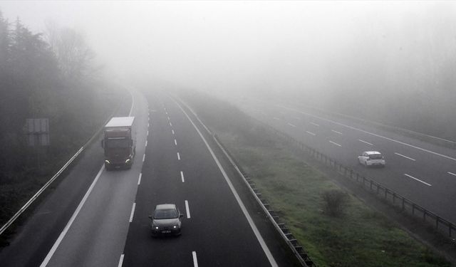 Anadolu Otoyolu'nun Düzce kesiminde sis görüş mesafesini düşürdü