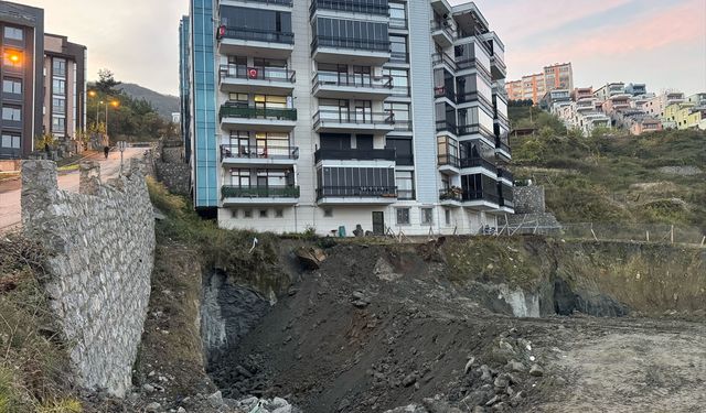 Bartın'da inşaat alanında yaşanan göçüğün ardından yan apartmanın sakinleri tahliye edildi