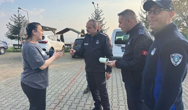 Bartın'da temizlik işçisi yolda bulduğu cüzdanı sahibine teslim etti