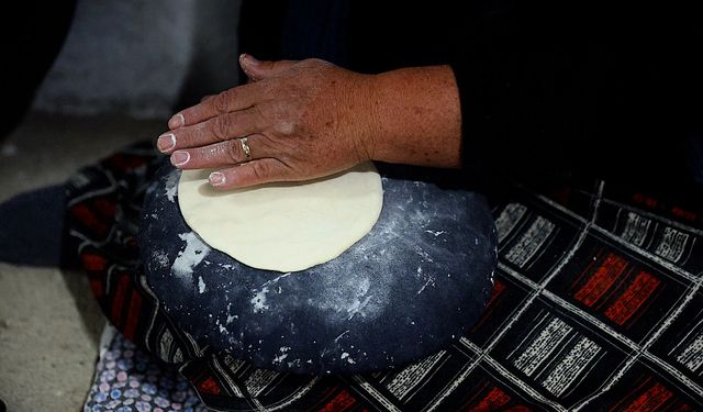 Bayburt'taki tandırlarda imece usulü ekmek pişirme geleneği sürüyor