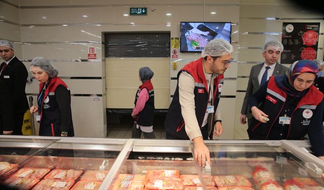 Bolu'da alış veriş merkezinde gıda satışı yapan işletmeler denetlendi