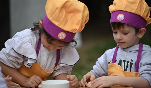Çocuklar aile kavramını 'geçmişin izini sürerek' öğreniyor