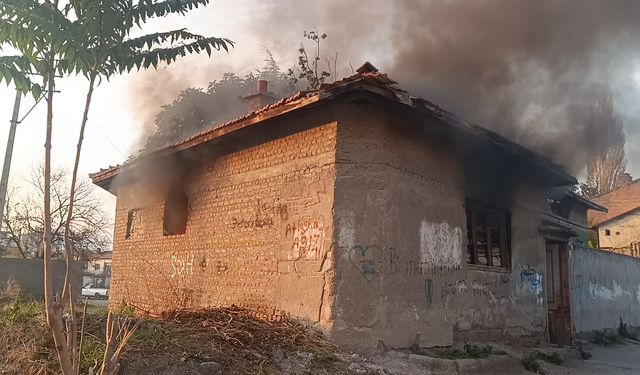 Çorum'da metruk evde çıkan yangın söndürüldü