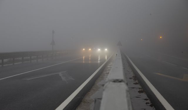 D-100 kara yolunun Bolu Dağı geçişinde sağanak ve sis etkili oldu