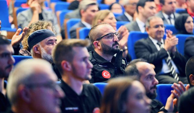 'Düzce'den Türkiye'ye: Afetlerde Gönüllülük ve Liderlik Sempozyumu' düzenlendi