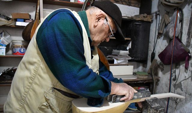 Emekli öğretmen bağlamayı hem çalıyor hem üretiyor