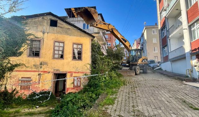 Giresun'da metruk binaların yıkımı sürüyor