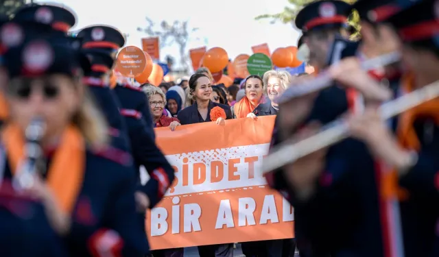 İzmir'de şiddete karşı 'turuncu' yürüyüş