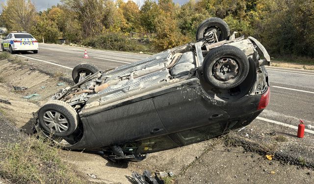 Karabük'te devrilen otomobildeki 2 kişi yaralandı